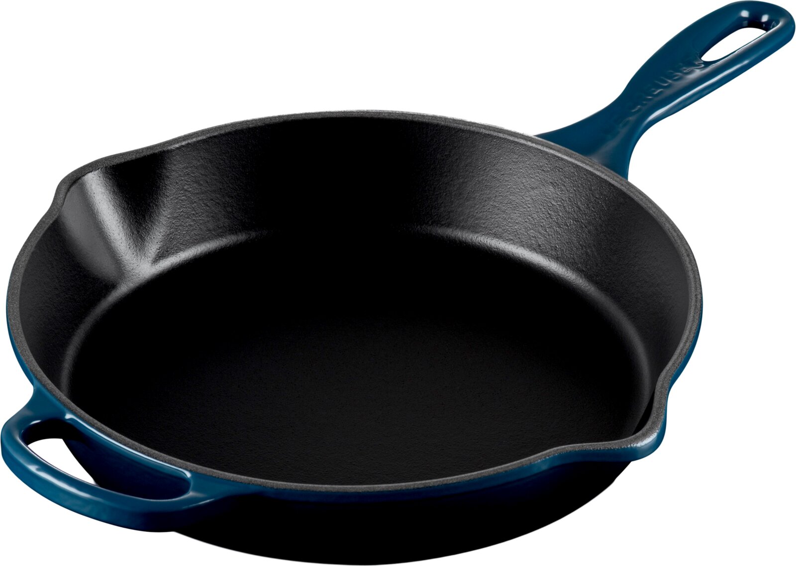 Gietijzeren koekenpan met donkerblauwe geëmailleerde buitenkant, zwarte binnenkant en twee handgrepen, schuin van boven gefotografeerd op witte achtergrond