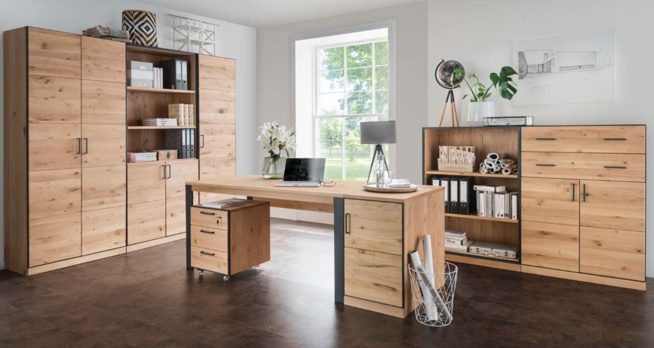 Moderner Aktenschrank aus Holz mit zwei Türen, Teil eines stilvollen Büros mit Schreibtisch und Regalen, seitliche Perspektive.
