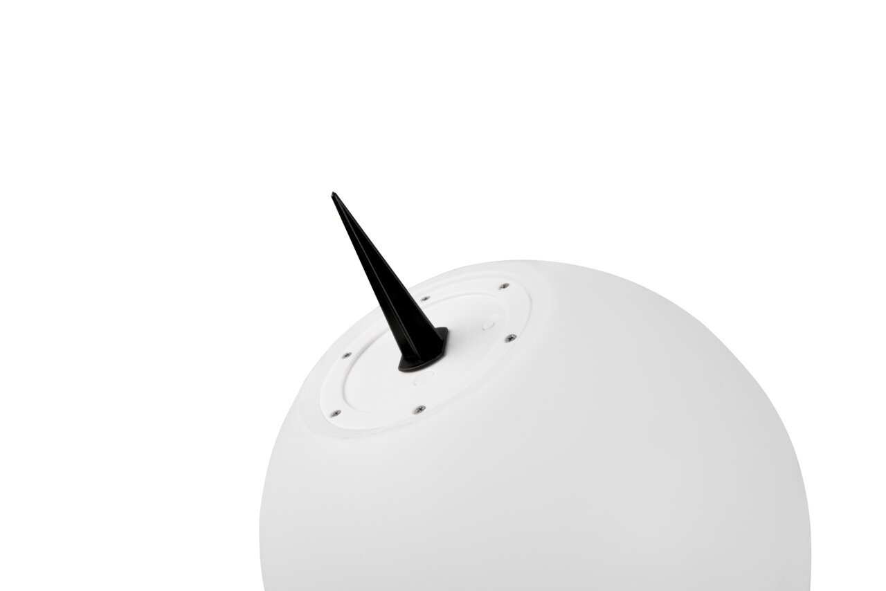 Nahaufnahme einer weißen Solarleuchte mit schwarzem Erdspieß, seitliche Perspektive