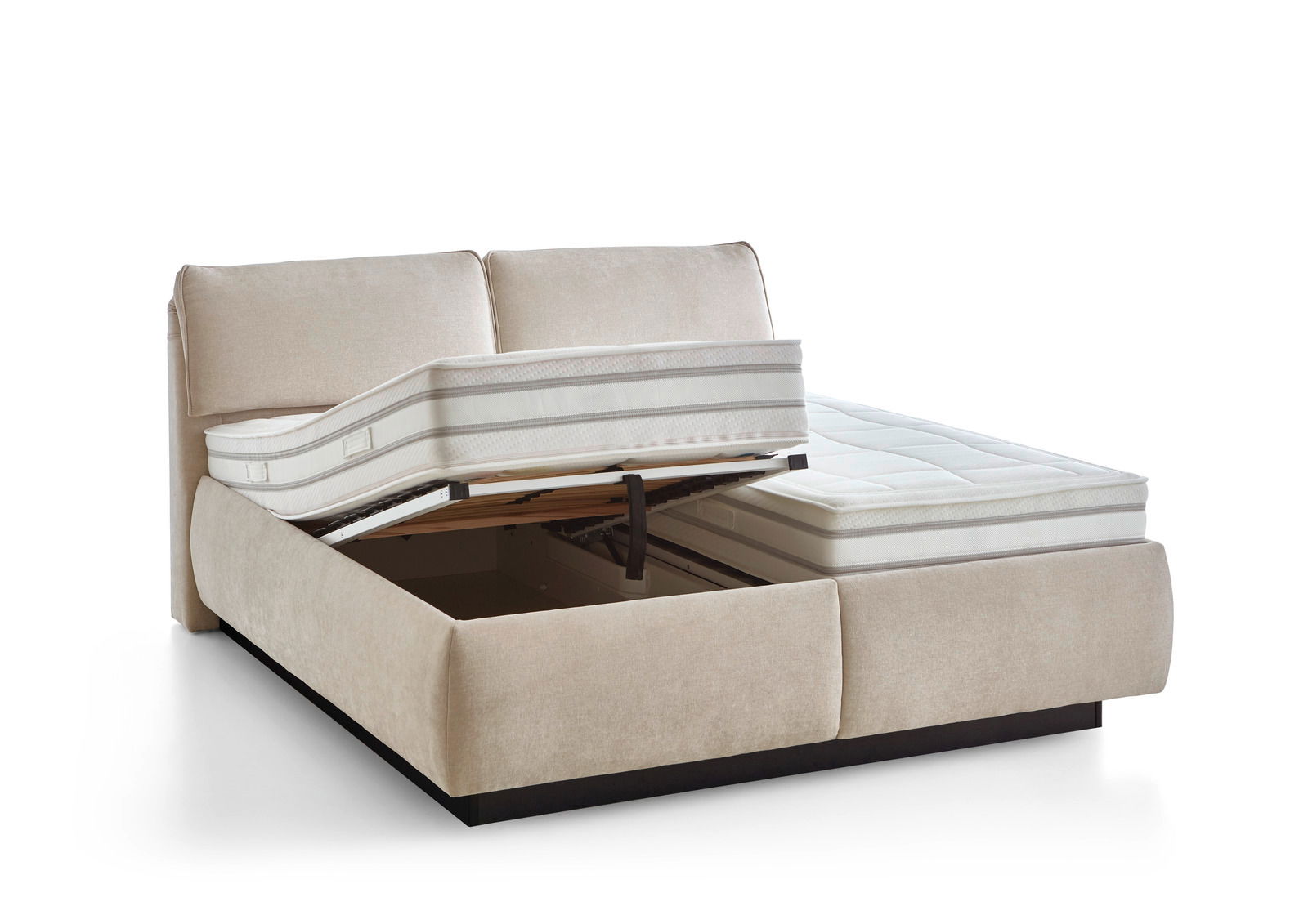 Beiges Polsterbett mit hochgeklappter Matratze und Stauraum, seitliche Perspektive