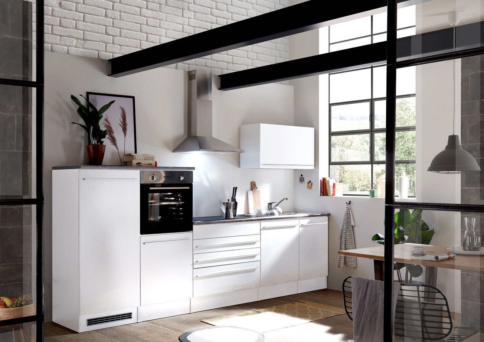 Yourkitchen Küchenblock 320 JAZZ Moderne Küche mit weißem Küchenblock, bestehend aus Schränken, Herd und Dunstabzugshaube, in einem hellen Raum mit großen Fenstern, seitliche Perspektive.