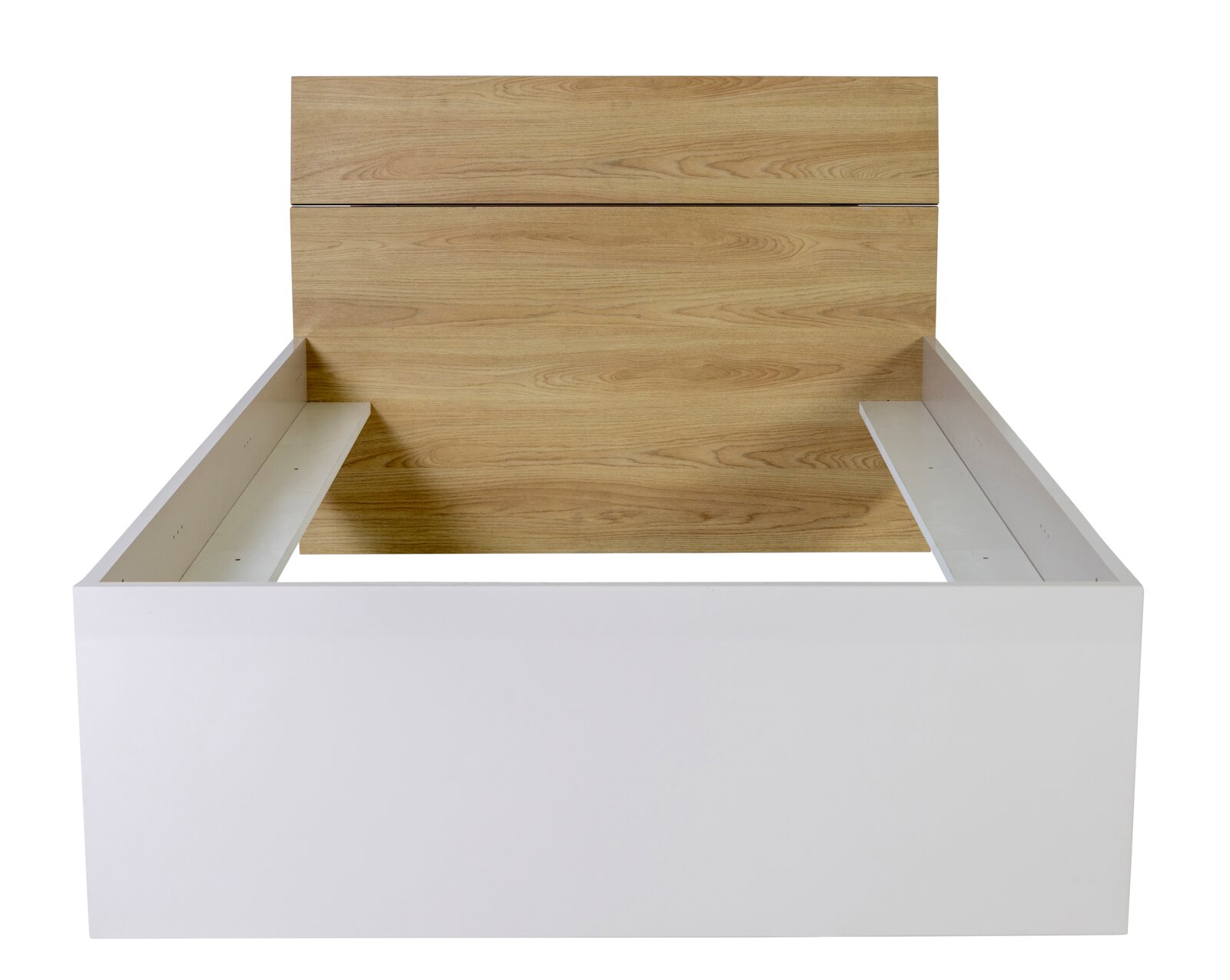 Weißes Bettgestell mit Holz-Kopfteil, Frontansicht leicht von oben, ohne Matratze