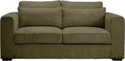 Olivgrünes 2-Sitzer-Sofa mit breiten Armlehnen und geripptem Cordbezug, Frontansicht auf weißem Hintergrund.