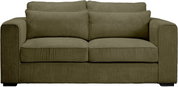 Olivgrünes 2-Sitzer-Sofa mit breiten Armlehnen und geripptem Cordbezug, Frontansicht auf weißem Hintergrund.