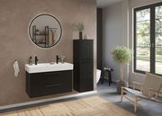 Modernes Badezimmer mit Waschtisch-Set für zwei Armaturen, schwarzem Unterschrank und rundem Spiegel, seitliche Perspektive.