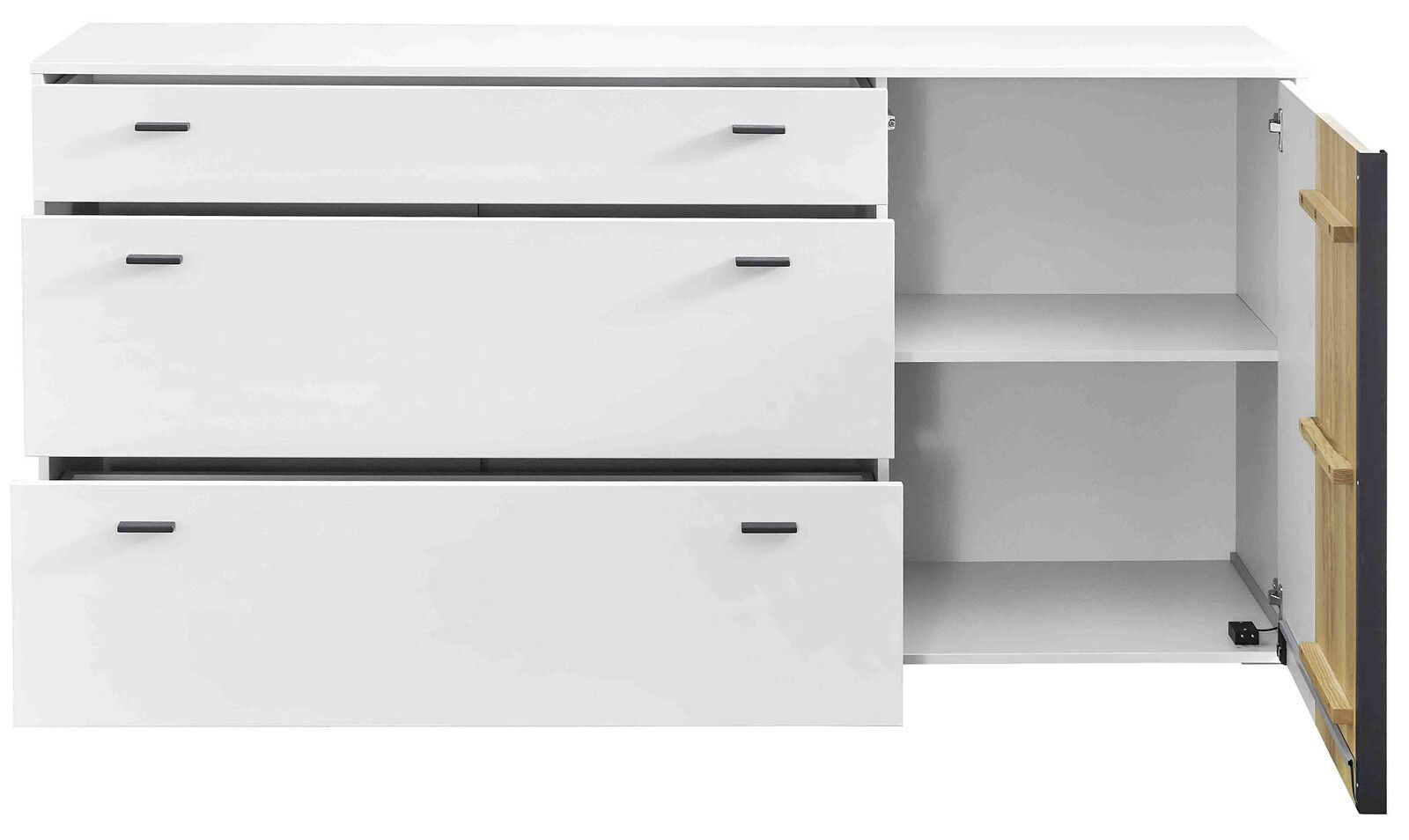 Weißes Sideboard mit drei Schubladen und einer offenen Tür, die einen Einblick in das Innere mit Regalböden bietet. Frontalansicht.