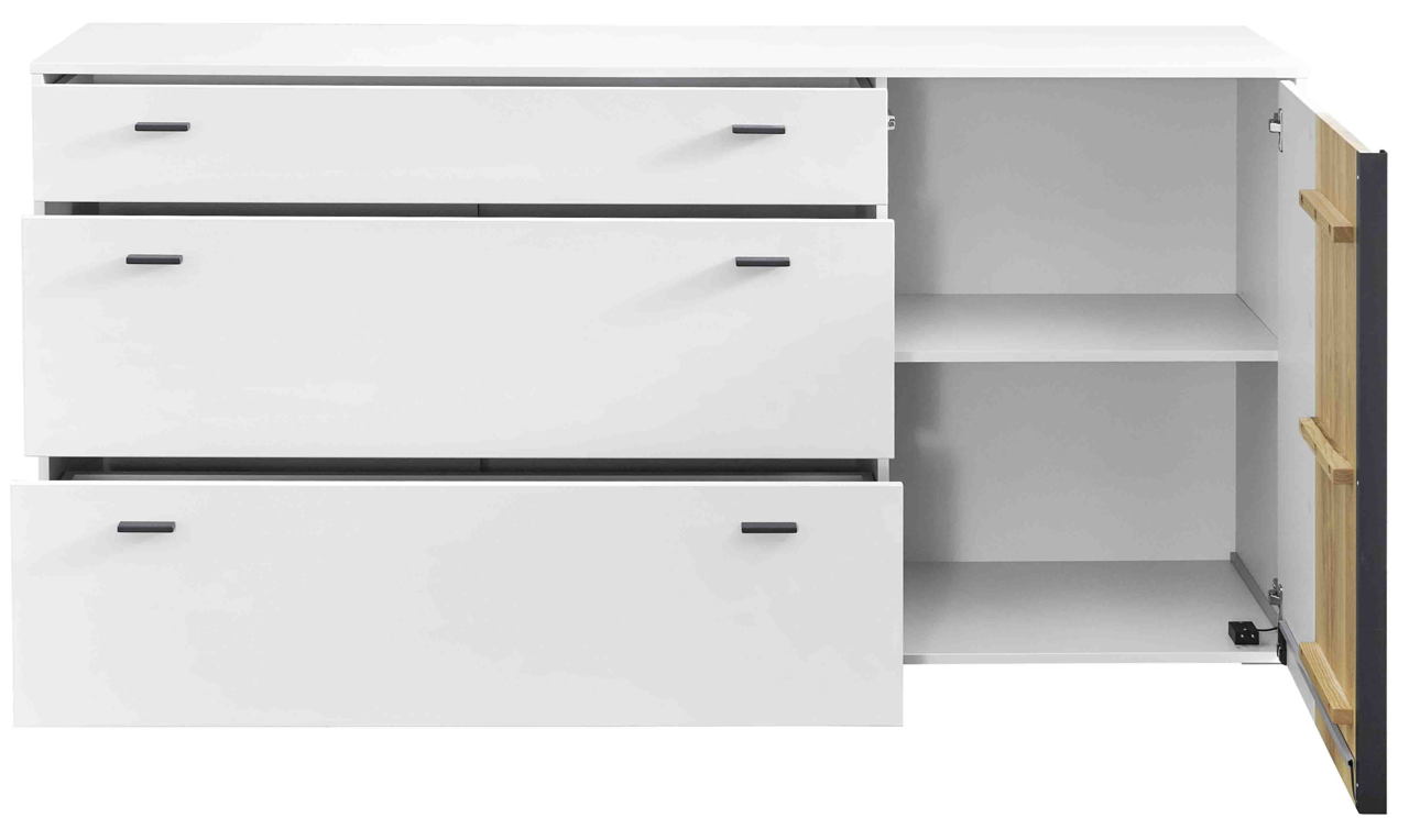 Weißes Sideboard mit drei Schubladen und einer offenen Tür, die einen Einblick in das Innere mit Regalböden bietet. Frontalansicht.