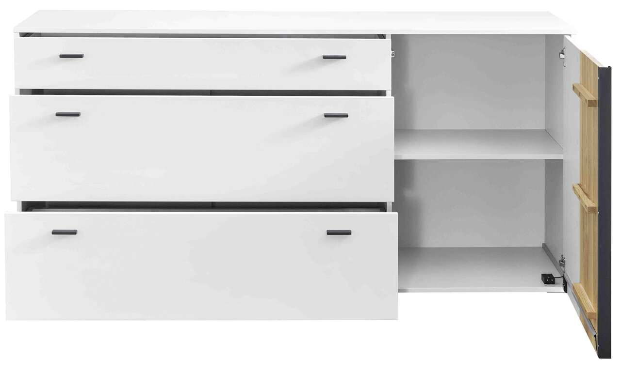 Weißes Sideboard mit drei Schubladen und einer offenen Tür, die einen Einblick in das Innere mit Regalböden bietet. Frontalansicht.