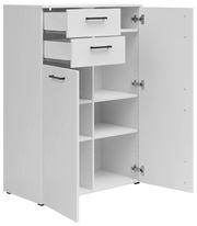 Weiße Kommode mit zwei offenen Schubladen und zwei geöffneten Türen, die mehrere Regalfächer zeigen, Perspektive von vorne links