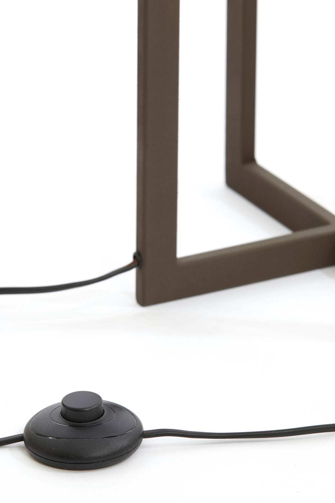 Light&Living Stehleuchte MACE Nahaufnahme einer Stehleuchte mit rechteckigem Metallfuß und schwarzem Fußschalter auf weißem Hintergrund.