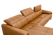 Braune Ledercouch mit verstellbaren Kopfstützen, seitlicher Perspektive