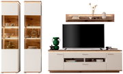 Wohnwand-Set im modernen Design mit zwei beleuchteten Vitrinen, TV-Lowboard und Wandboard in Weiß und Holzoptik, Frontansicht.