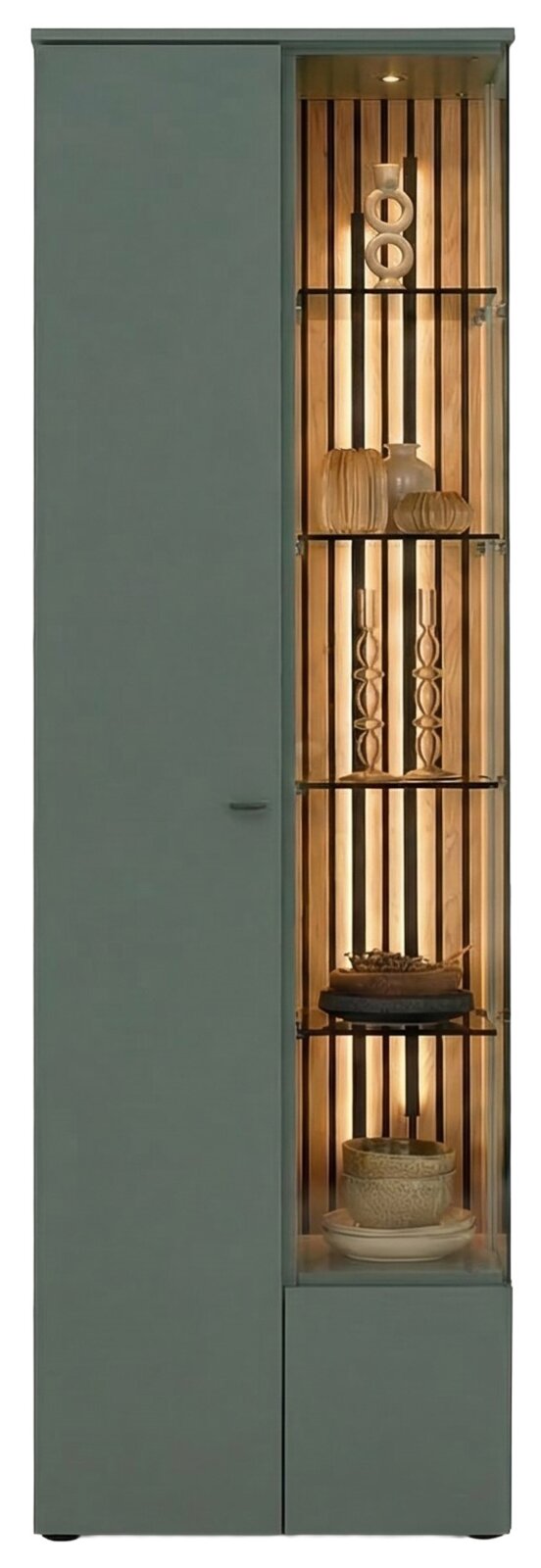 Hoge, moderne vitrinekast in matgroen met een gesloten deur aan de linkerkant en een verlicht glazen vak aan de rechterkant, voorzien van een achterwand met houten lamellen en glazen planken, gezien van voren.
