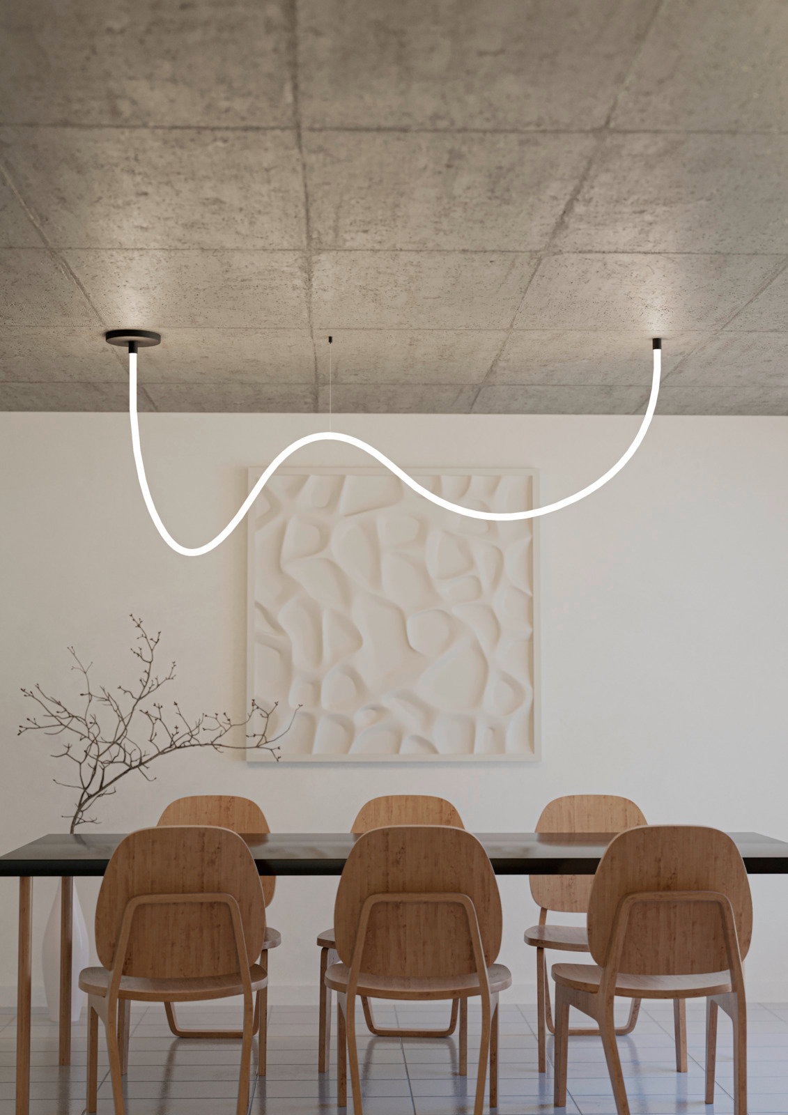 Moderne LED-Lichtschlauch-Installation an der Decke eines Esszimmers, mit geschwungenem Design und minimalistischer Ästhetik, aus der Perspektive des Raumes betrachtet.