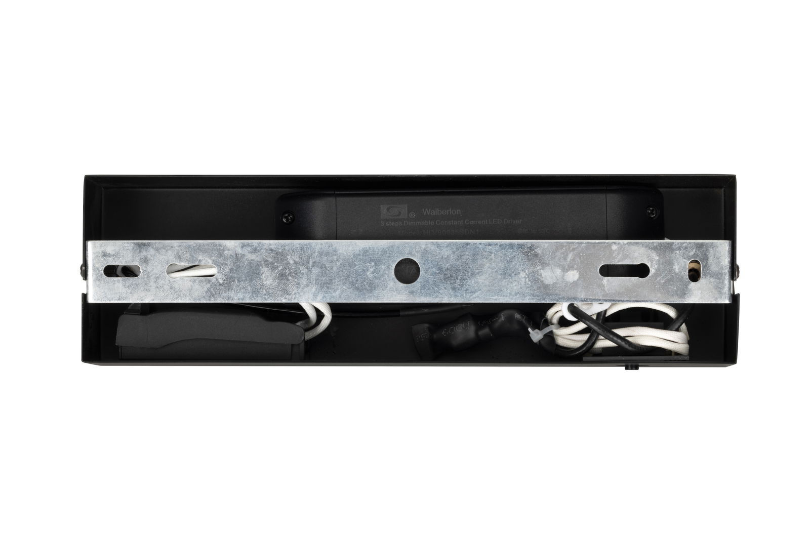 Ansicht von unten auf die LED-Hängeleuchte mit sichtbaren Kabeln und Metallhalterung.