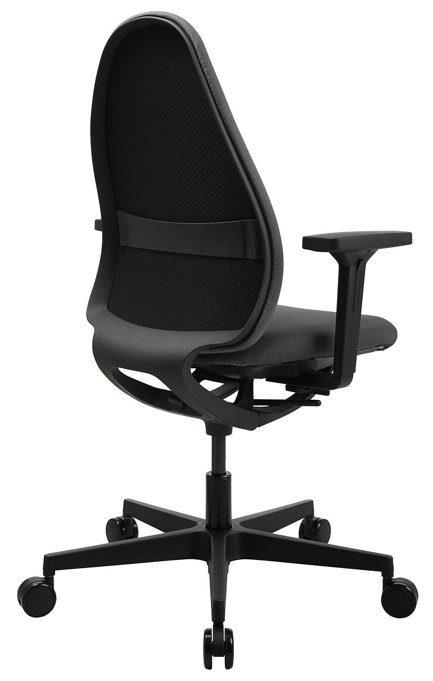 Rückansicht eines schwarzen Bürostuhls mit ergonomischer Rückenlehne und verstellbaren Armlehnen, auf Rollen.