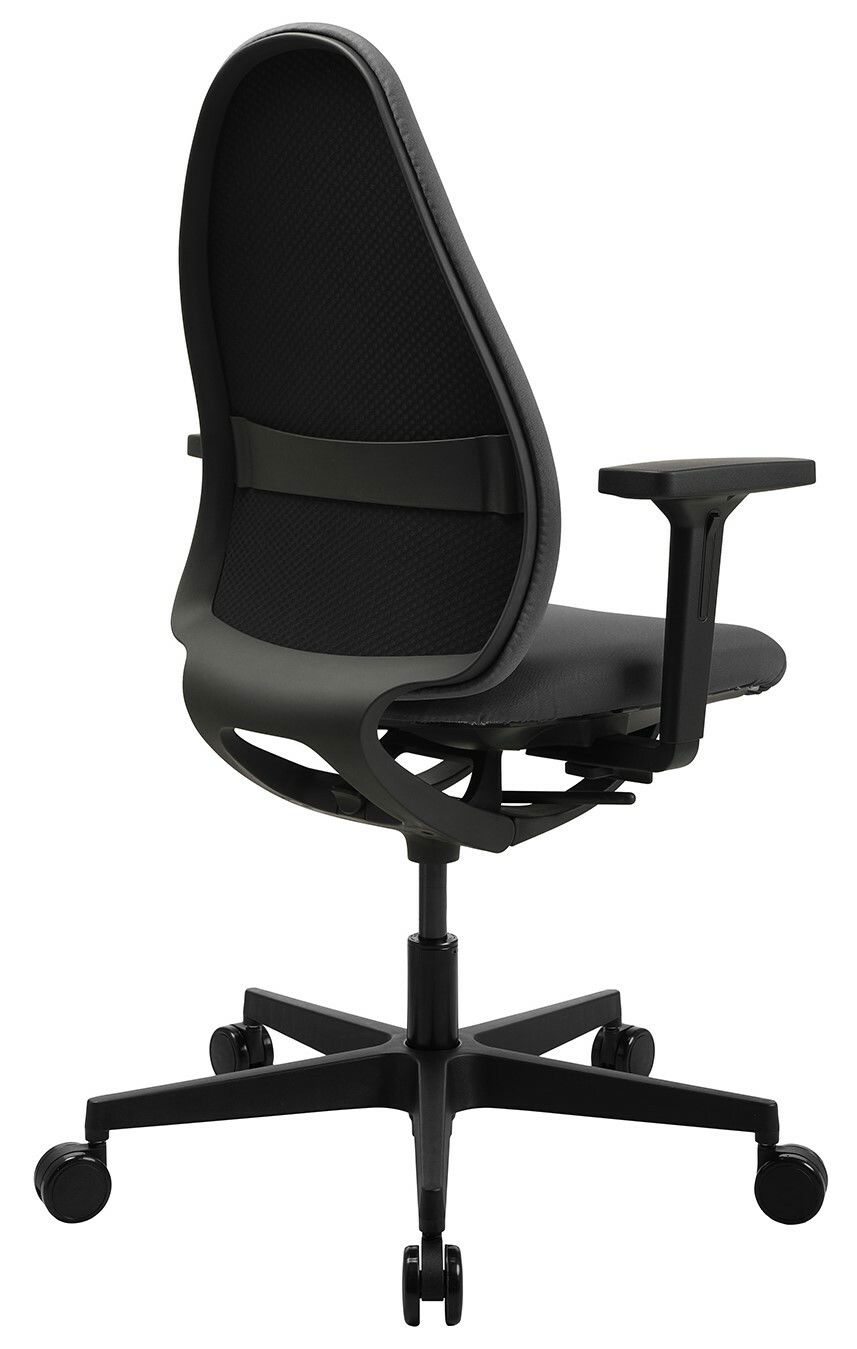 Rückansicht eines schwarzen Bürostuhls mit ergonomischer Rückenlehne und verstellbaren Armlehnen, auf Rollen.