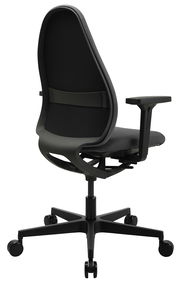 Rückansicht eines schwarzen Bürostuhls mit ergonomischer Rückenlehne und verstellbaren Armlehnen, auf Rollen.