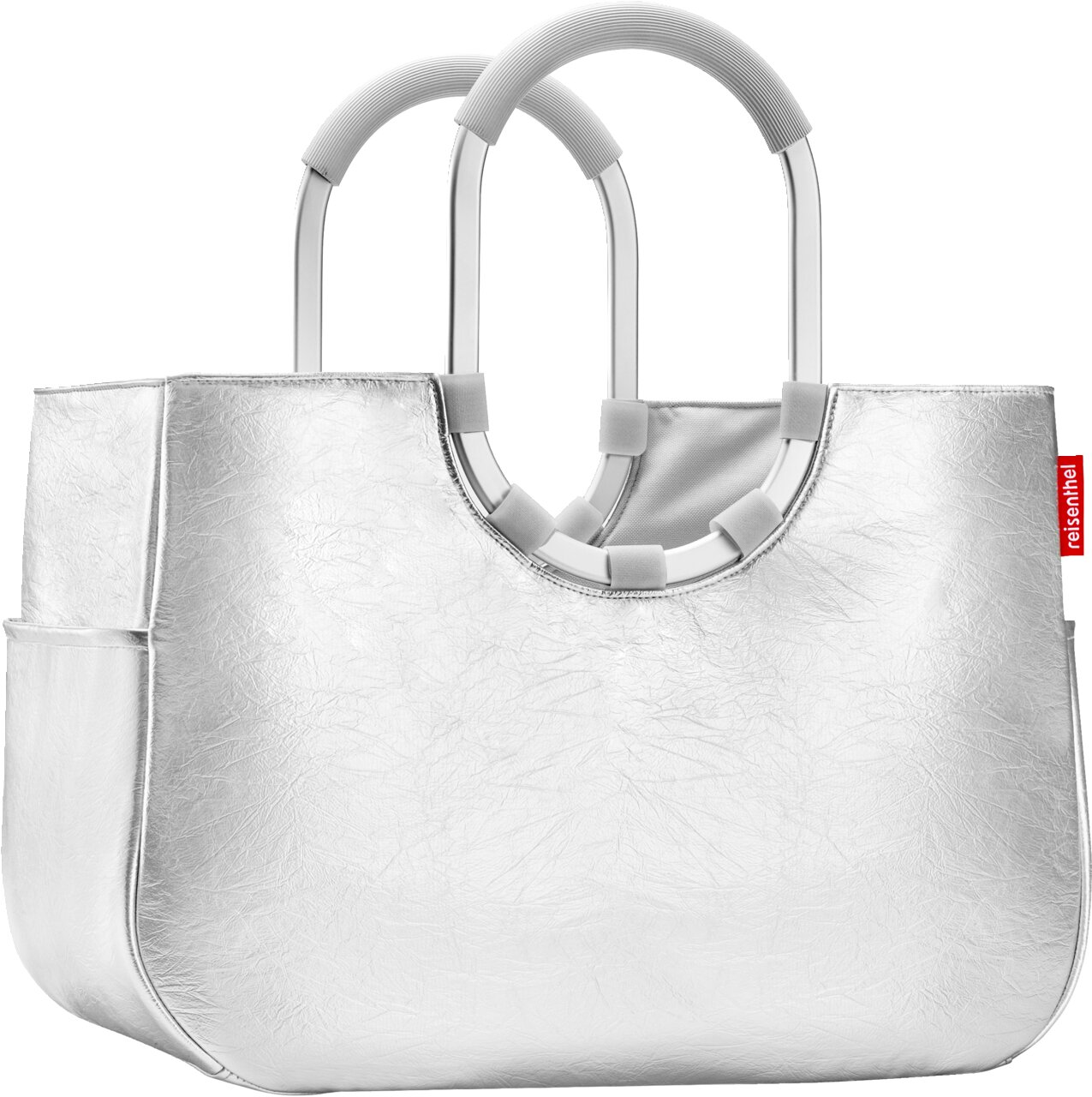 Silberfarbene, metallisch glänzende Handtasche mit zwei großen, gepolsterten Rundgriffen und seitlicher Außentasche, Frontansicht leicht seitlich