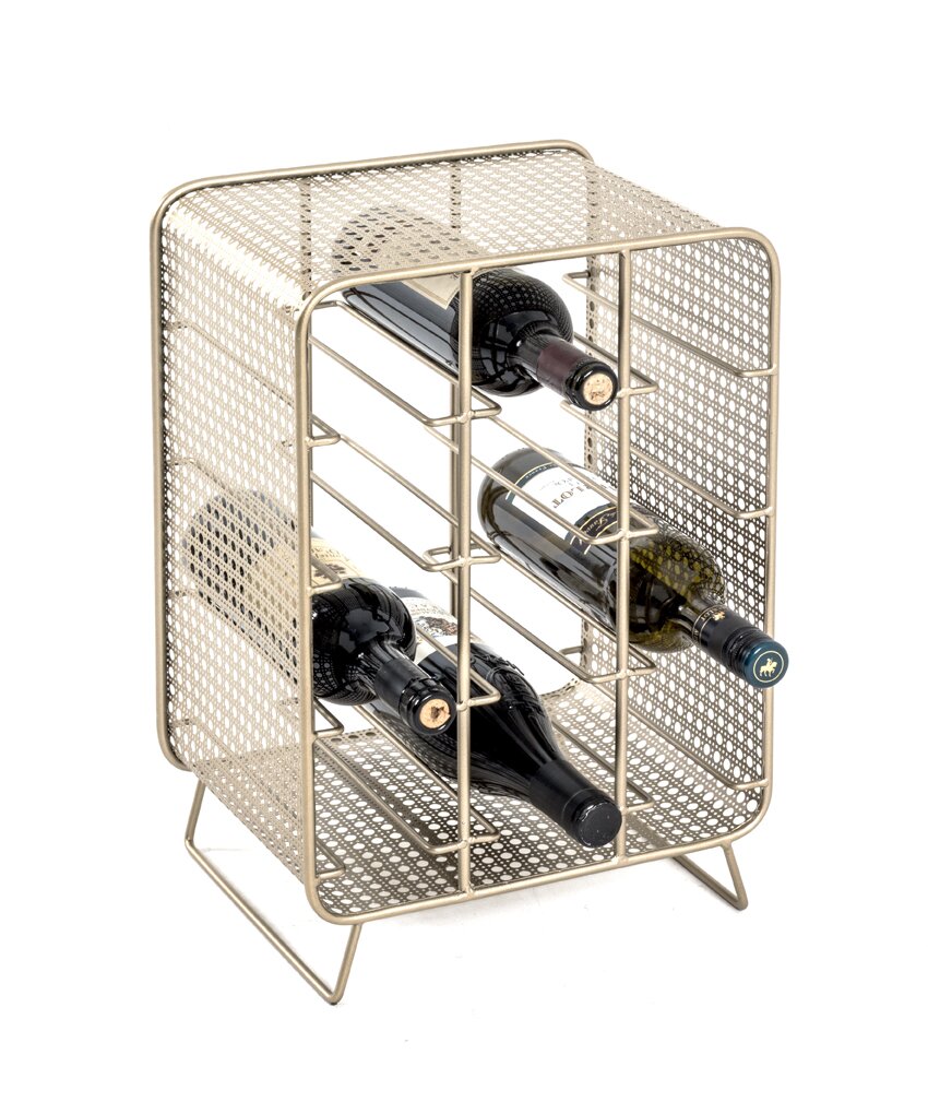 Goldfarbenes Weinregal aus perforiertem Metallgitter mit drei liegenden Weinflaschen, schräg von vorn/rechts fotografiert auf weißem Hintergrund