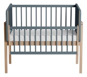Houten opstapbed met grijze spijlen, vooraanzicht