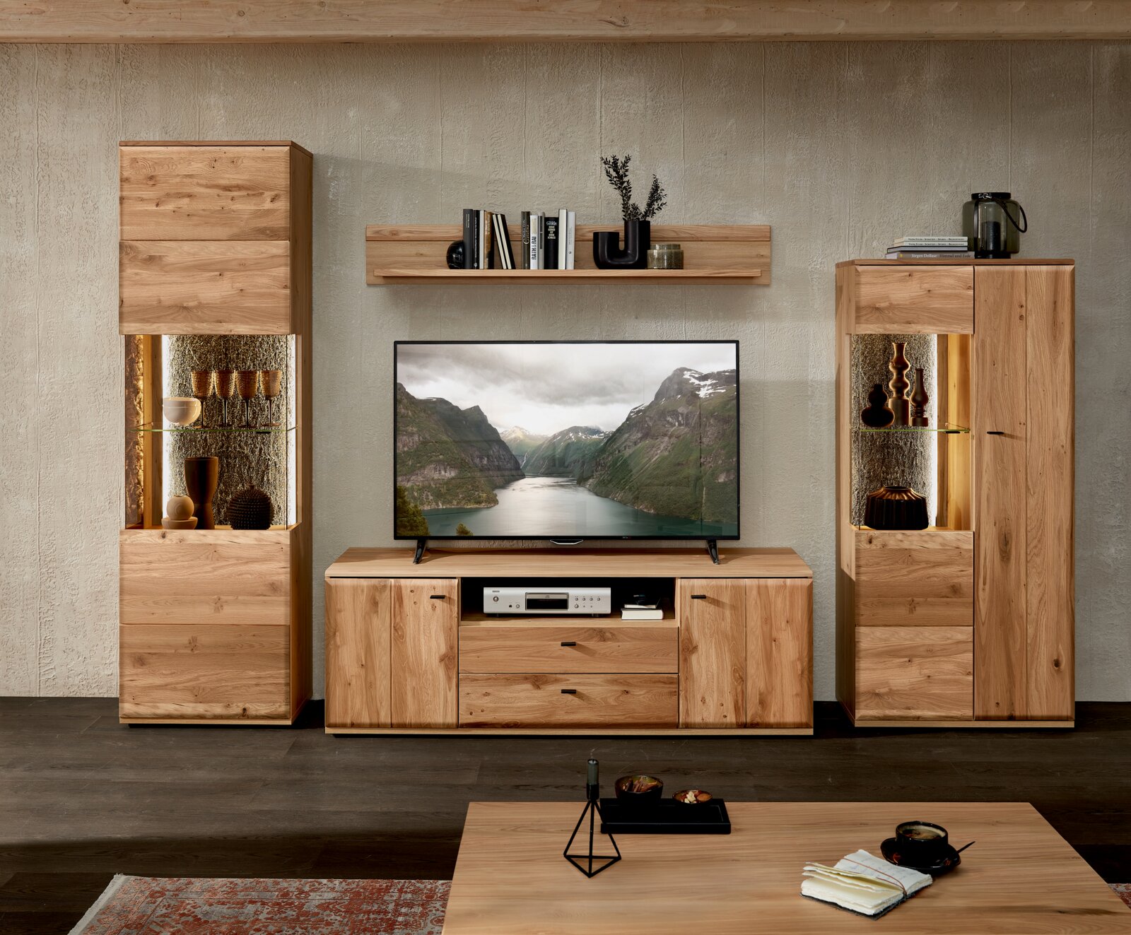 Cantus Wandcombinatie REIMS Frontaal aanzicht van een moderne houten woonkamerwand met tv-meubel, twee vitrinekasten met warme verlichting en een wandplank boven de tv