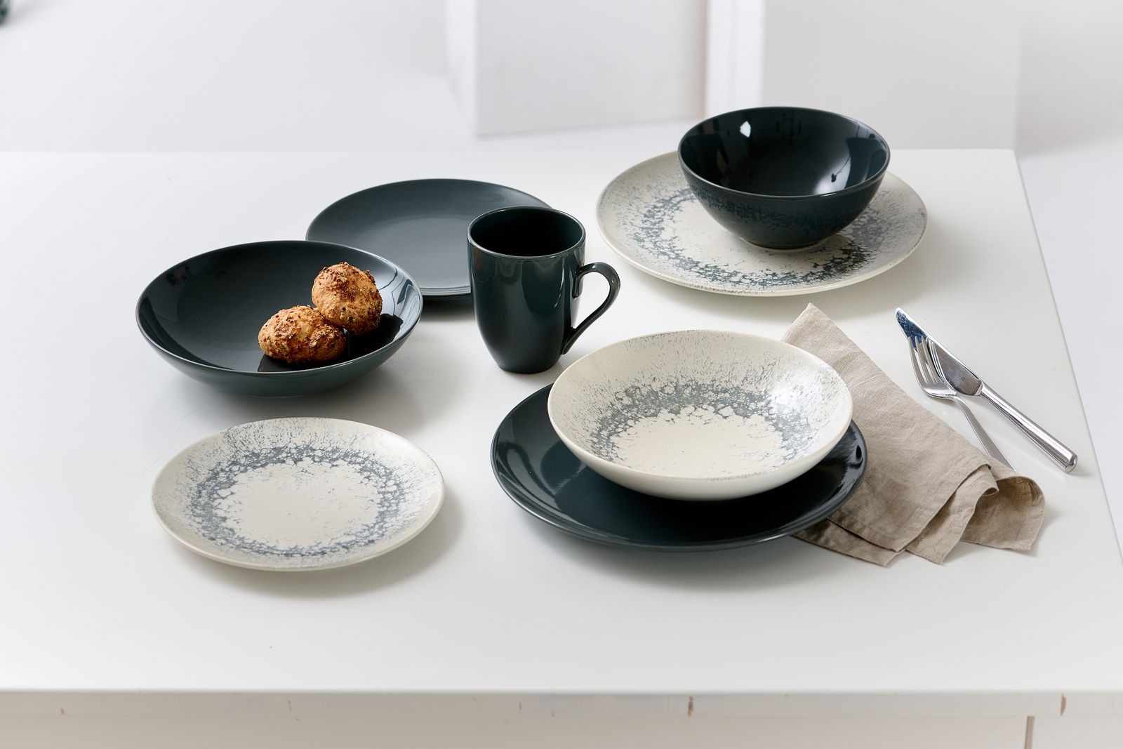 Ritzenhoff & Breker Dessertteller CECINA grau Dessertteller Cecina 20,5cm in einer stilvollen Tischdekoration, seitliche Perspektive