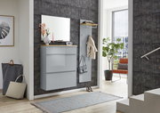 Modernes Flur-Set in Hellgrau mit hängendem Schuhschrank, Spiegel und Garderobenpaneel mit Ablage vor dunkler Akzentwand, frontal aus leicht seitlicher Perspektive aufgenommen
