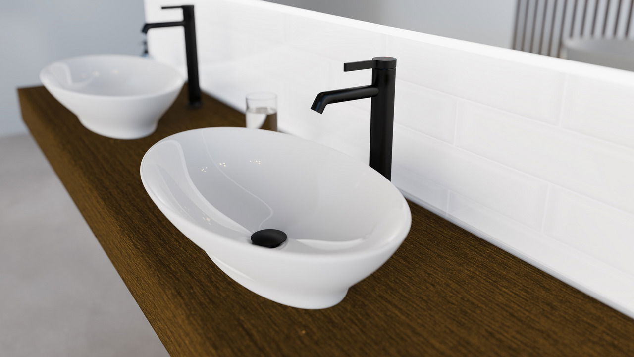 Moderne Waschtischarmatur in mattem Schwarz neben einem eleganten, weißen Aufsatzwaschbecken auf einer Holzoberfläche, seitliche Perspektive.