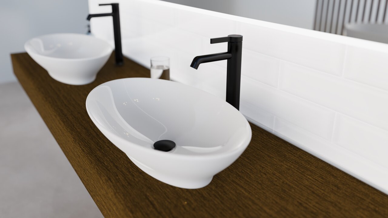 Moderne Waschtischarmatur in mattem Schwarz neben einem eleganten, weißen Aufsatzwaschbecken auf einer Holzoberfläche, seitliche Perspektive.
