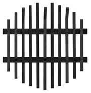 Vorderansicht eines modernen, schwarzen Garderobenpaneels mit vertikalen und horizontalen Holzlatten.