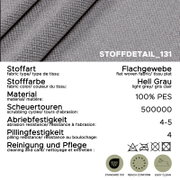 Hellgraues Flachgewebe-Stoffdetail in Nahaufnahme, schräg von oben fotografiert; 100% PES, 500.000 Scheuertouren, Abriebfestigkeit 4–5, Pillingfestigkeit 4, OEKO-TEX Standard 100, REACH-konform, Easy Clean.