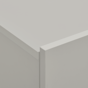 Nahaufnahme einer Ecke eines weißen Hängeschuhschranks aus der Vogelperspektive