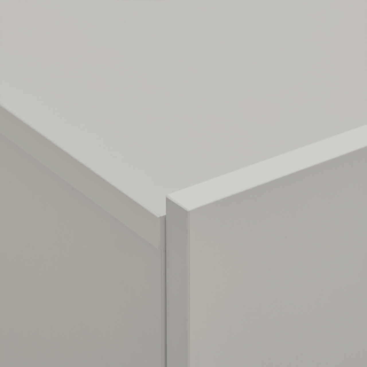 Nahaufnahme einer Ecke eines weißen Hängeschuhschranks aus der Vogelperspektive