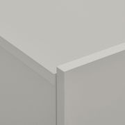 Nahaufnahme einer Ecke eines weißen Hängeschuhschranks aus der Vogelperspektive