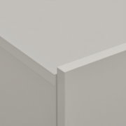 Close-up van een hoek van een witte hangende schoenenkast, gezien vanuit vogelperspectief