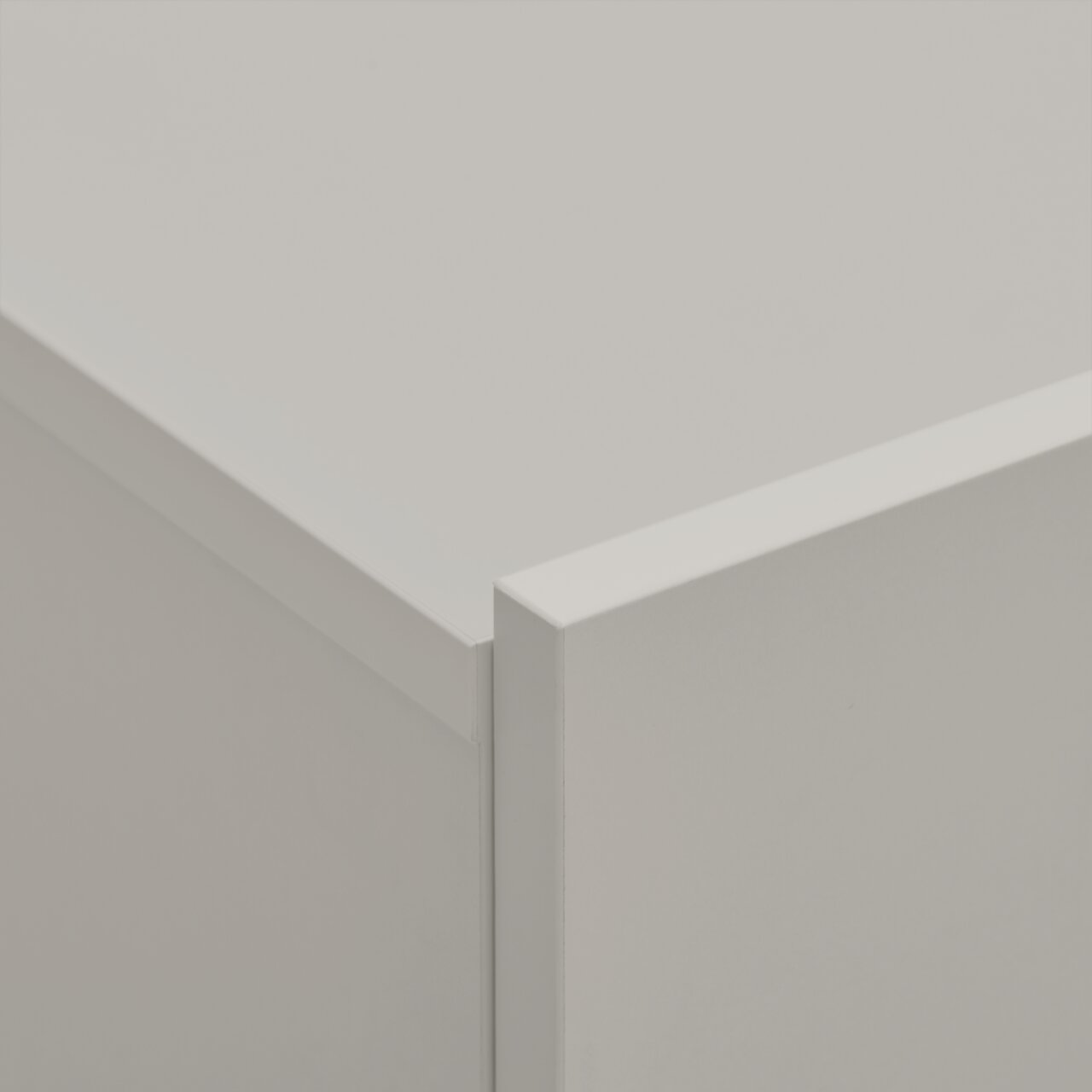 Close-up van een hoek van een witte hangende schoenenkast, gezien vanuit vogelperspectief