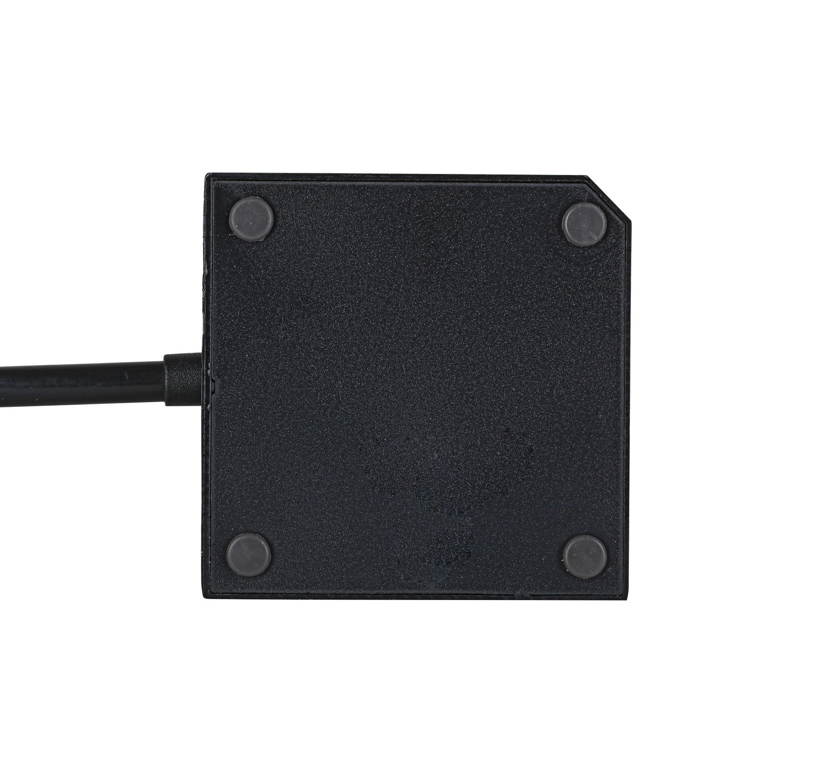 Ansicht von unten eines schwarzen Steckdosenwürfels mit Kabelanschluss.