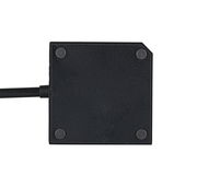 Ansicht von unten eines schwarzen Steckdosenwürfels mit Kabelanschluss.