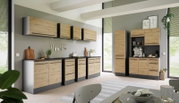 Moderne Küche mit Holzoptik-Schränken, Vorratsschrank und Küchengeräten, seitliche Perspektive