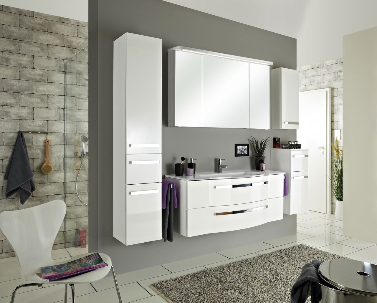 Moderne Badezimmermöbel in Weiß mit Spiegel und Waschbecken, seitliche Perspektive