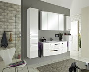 Moderne Badezimmermöbel in Weiß mit Spiegel und Waschbecken, seitliche Perspektive