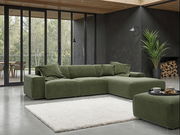 Grüne Rundecke (L) in modernem Wohnzimmer mit großen Fenstern, Blick von vorne.