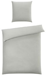 Bettwäsche-Set in hellem Grau, bestehend aus einem Kissenbezug und einem Bettdeckenbezug, aus der Vogelperspektive fotografiert.