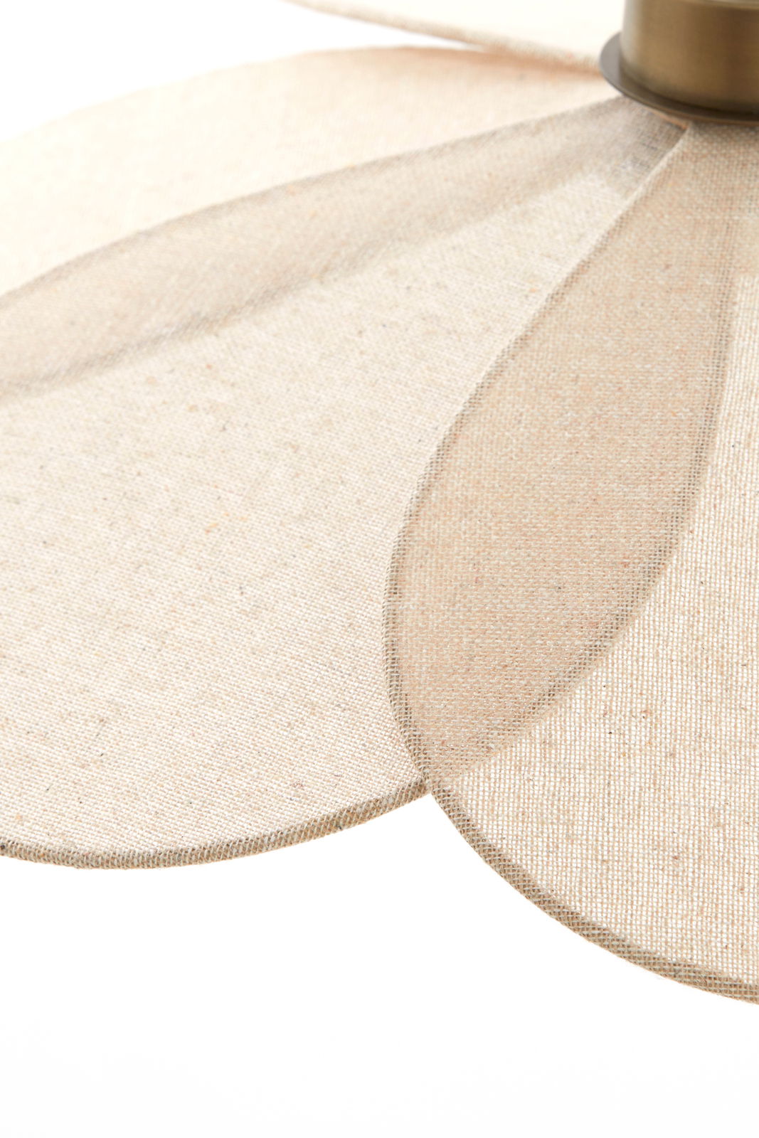 Nahaufnahme einer Hängeleuchte mit blütenförmigem Stoffschirm in Beige, seitliche Perspektive.