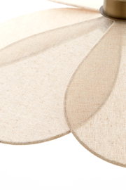Nahaufnahme einer Hängeleuchte mit blütenförmigem Stoffschirm in Beige, seitliche Perspektive.