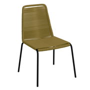 Moderner Stapelstuhl Ambia Garden MOTOVUN in Olivgrün mit schwarzem Metallgestell, seitliche Perspektive.