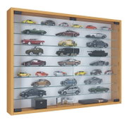 Wandvitrine aus hellem Holz mit Glasfront und mehreren Glasböden, gefüllt mit Modellautos und Sammlerstücken, in leicht schräger Frontansicht von links