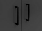 Nahaufnahme von zwei schwarzen Griffen auf einer dunklen Kommodenoberfläche, frontal betrachtet.