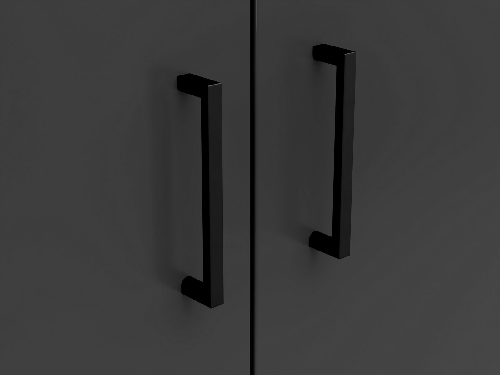 Carryhome Kommode MULTISTAURAUM Nahaufnahme von zwei schwarzen Griffen auf einer dunklen Kommodenoberfläche, frontal betrachtet.